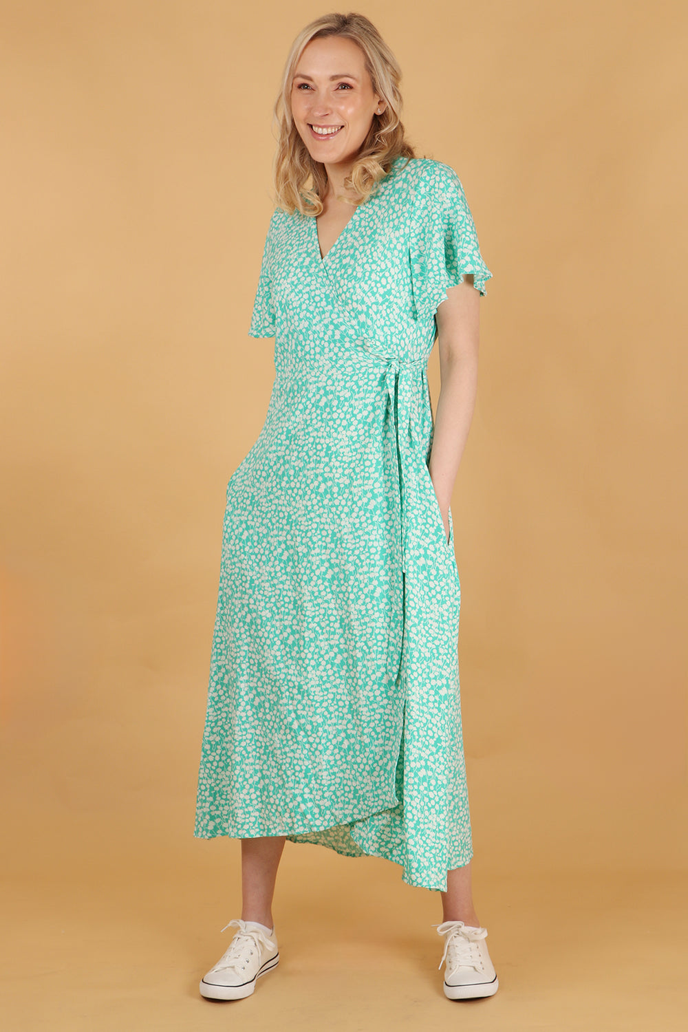 model showing that the waist tie wrap dress has pockets