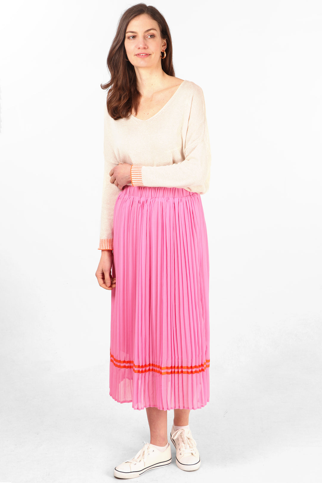 model wearing an elasticated waist pleated pink midi skirt
