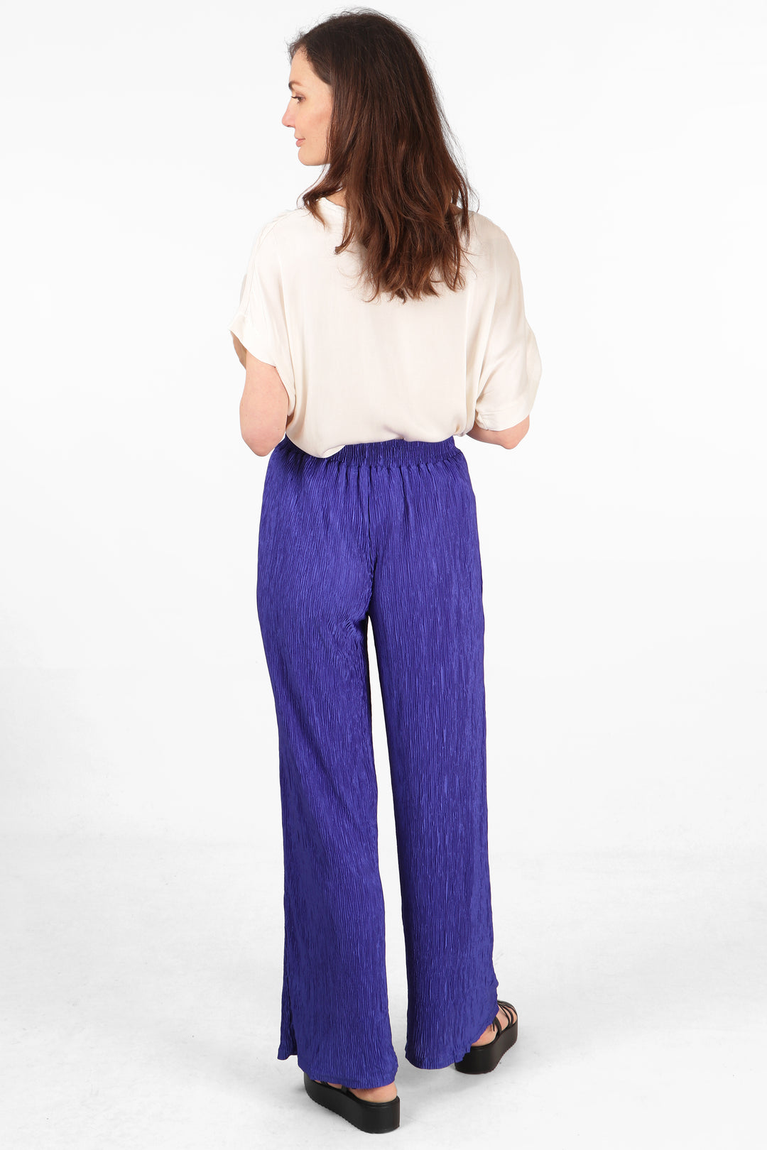 model showing the back of the royal blue plisse trousers