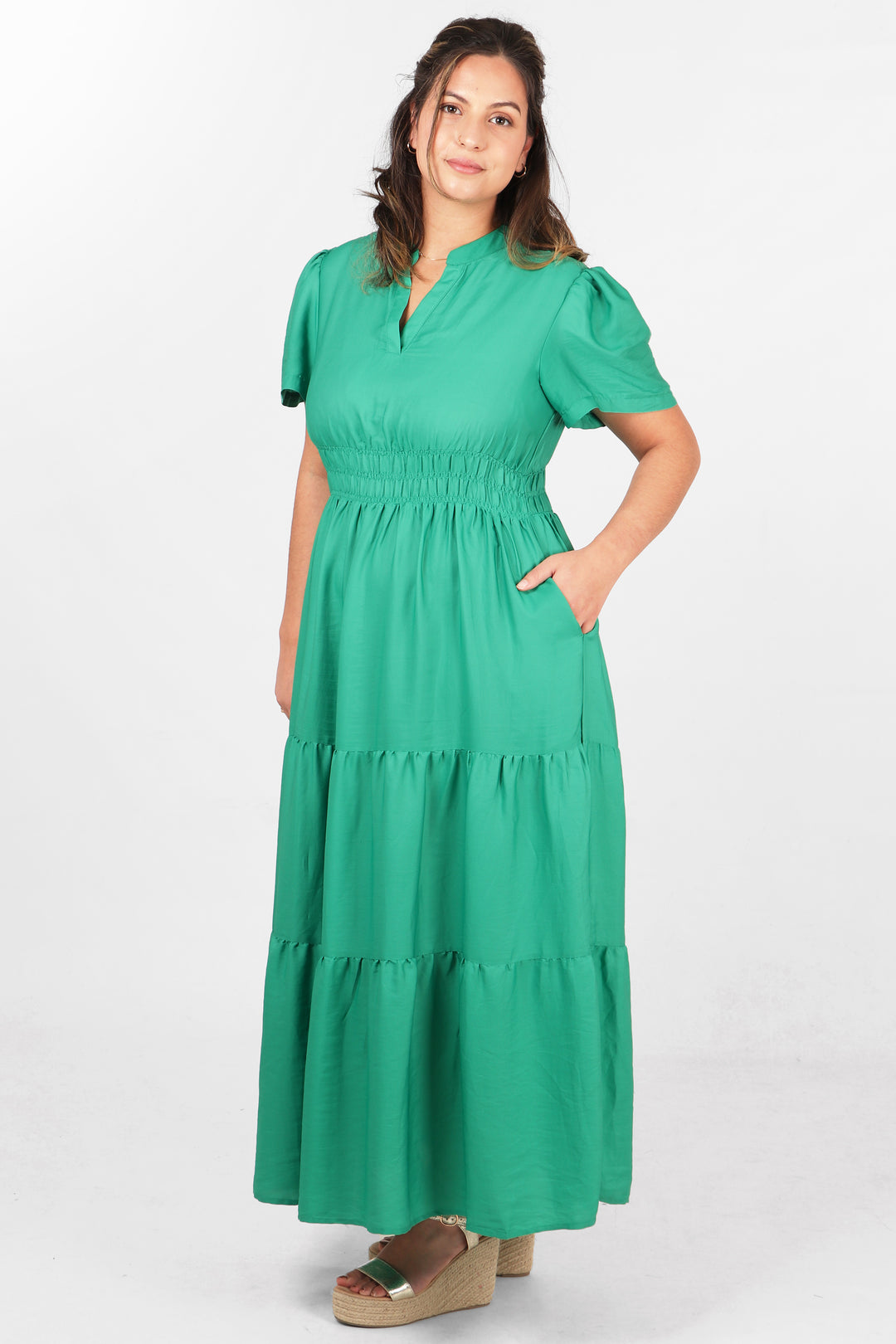 model showing that this green maxi dress has pockets