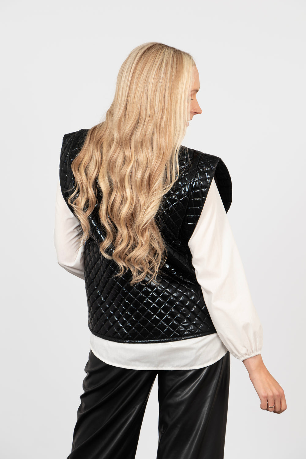 model showing the back of the quilted gilet