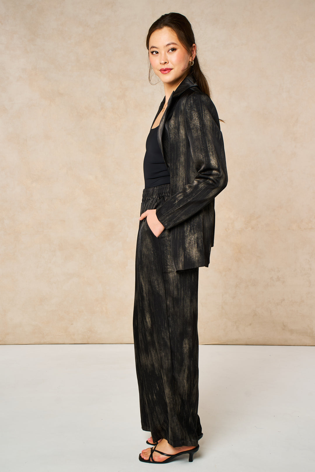 tatum-boyfriend-blazer-black-gold-metallic-brushstroke-carter-wide-leg-trousers-metallic-brushstroke-matching-set-suit