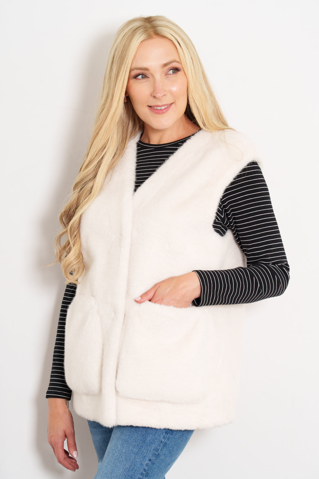 saskia-v-neck-gilet-cream-faux-fur-model-front-pockets