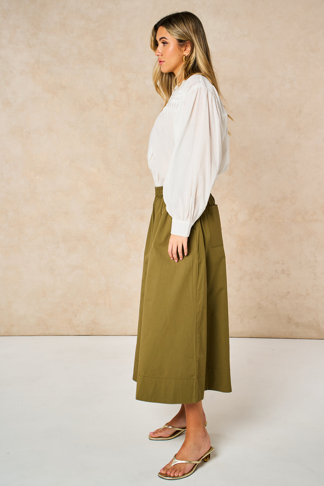 Cropped-Wide-Leg-Cotton-Trousers-in-Khaki-Side
