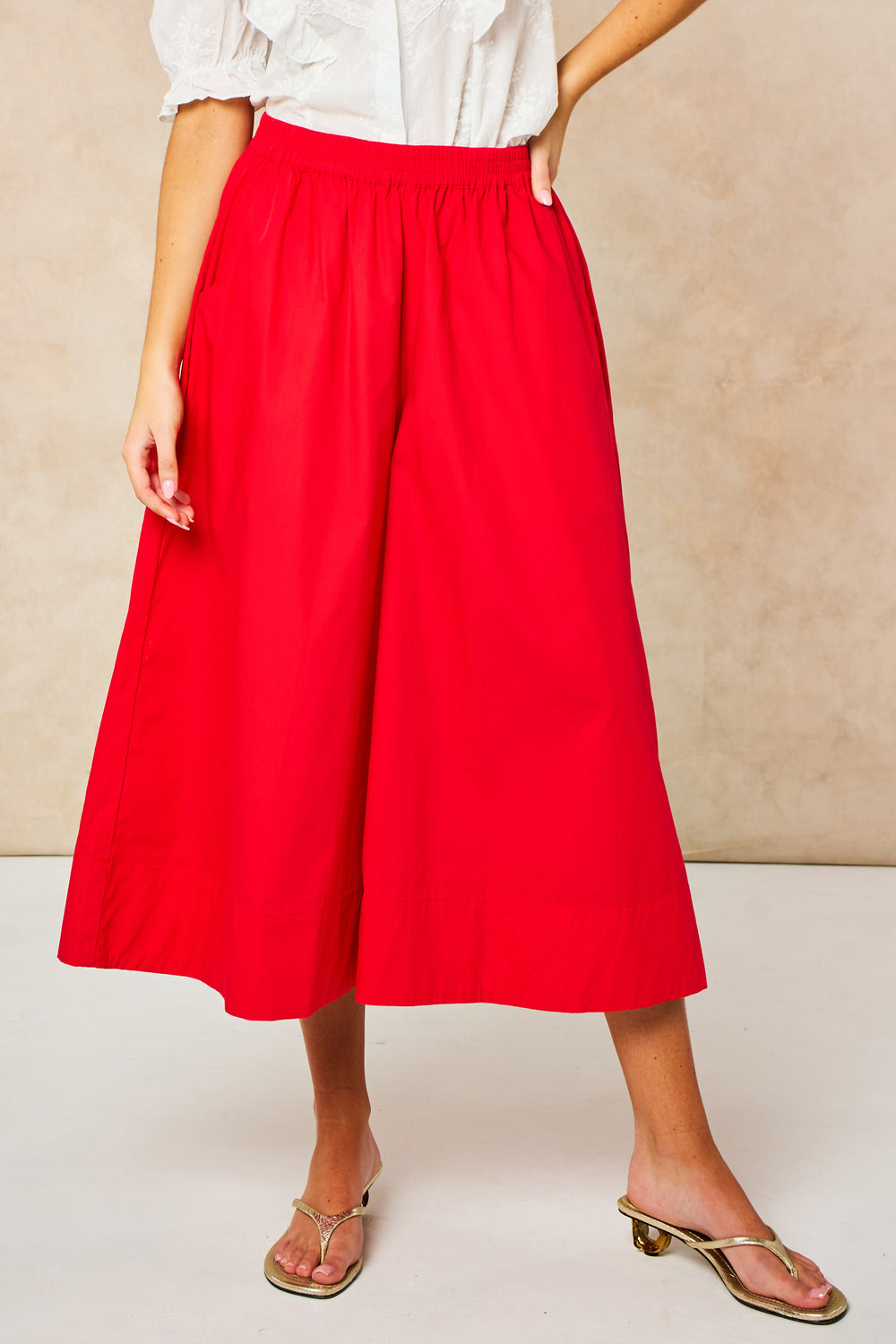 Cropped-Wide-Leg-Cotton-Trousers-in-Red-Model