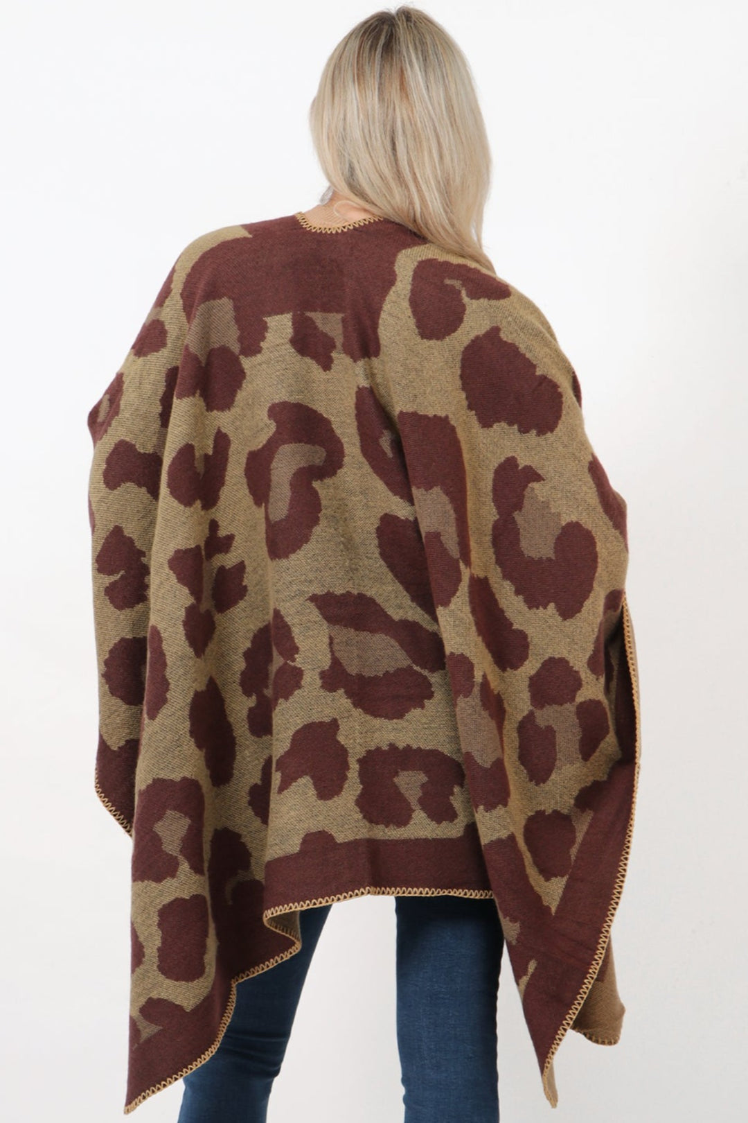 Bruine cape met grote dierenprint