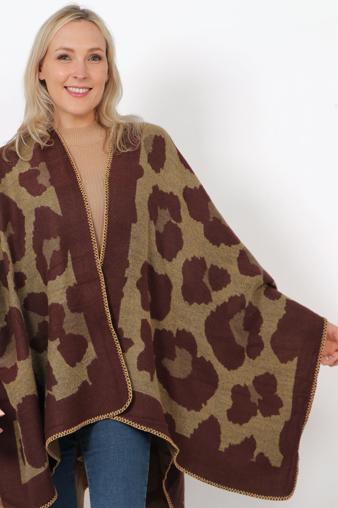 Bruine cape met grote dierenprint