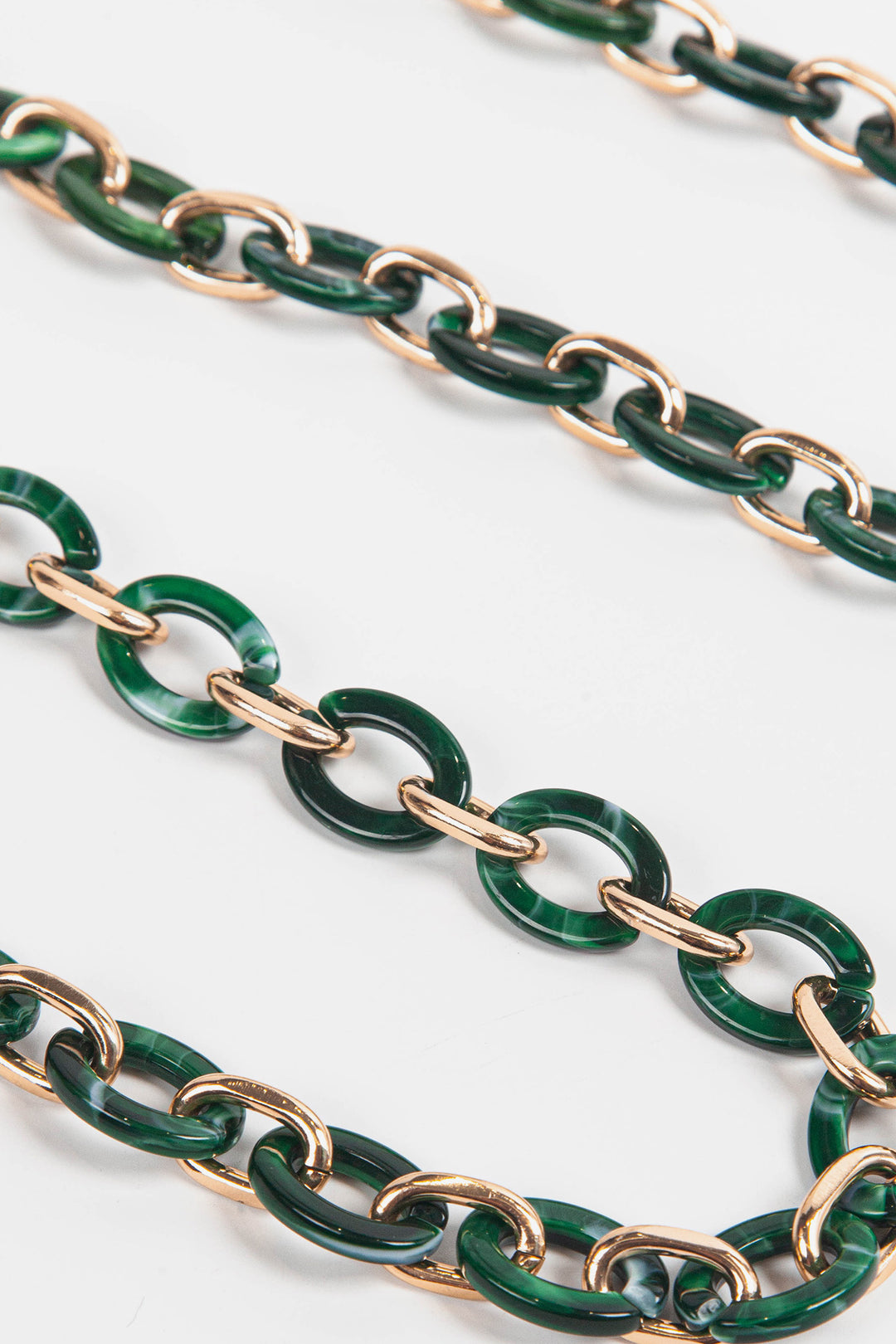 close up of the green marbled oval link acrylic bag strap