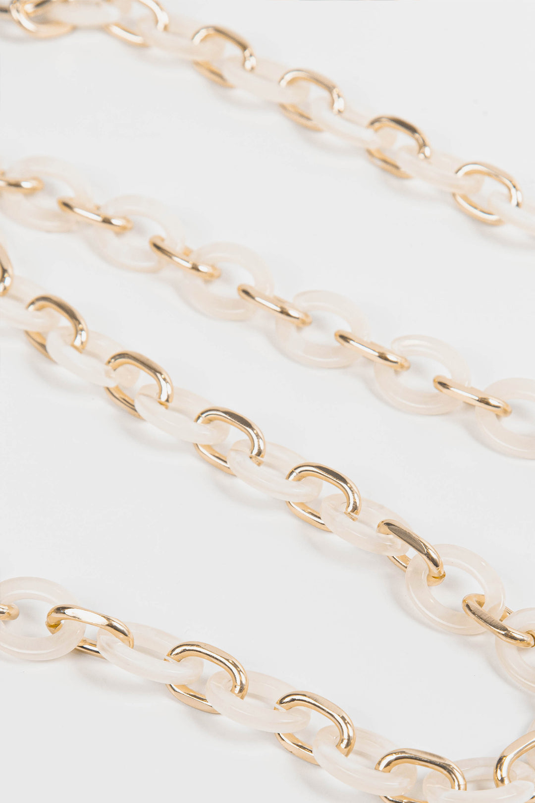 close up of the cream marbled oval link acrylic bag strap