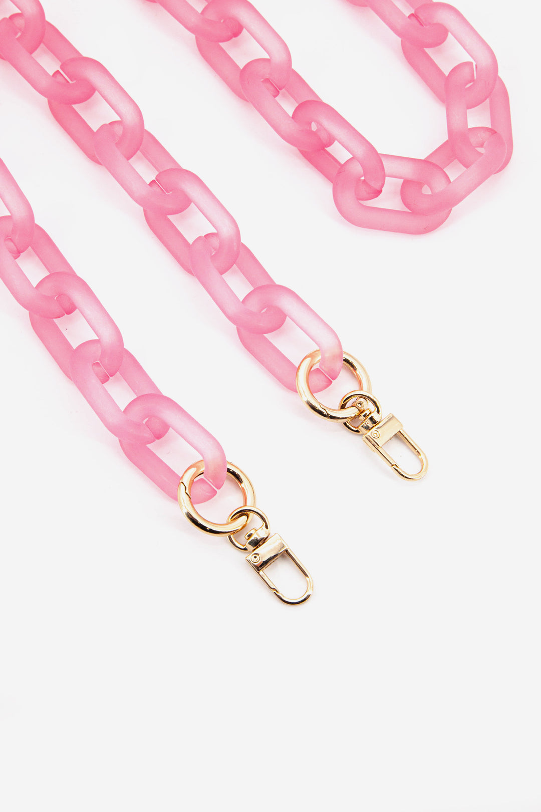 close up of the gold clip on hardware on the pink chain link bag strap