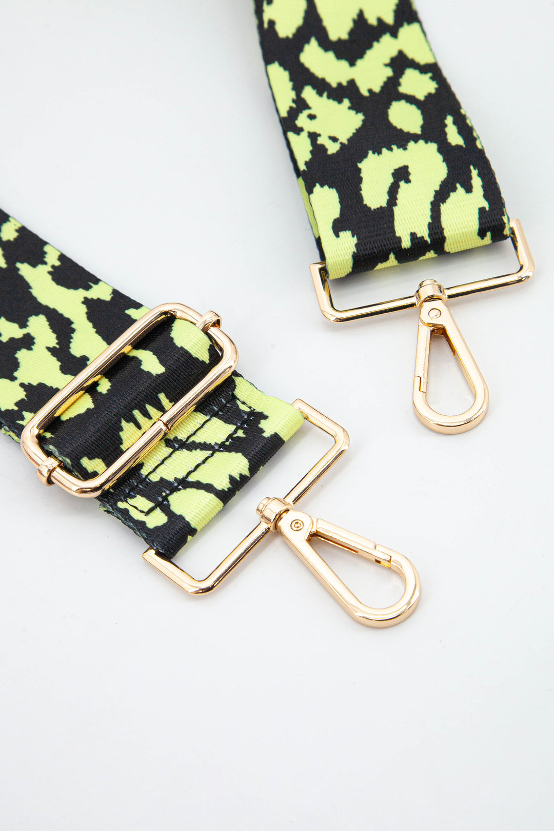 close up of the gold clip on snap hooks on the bag strap