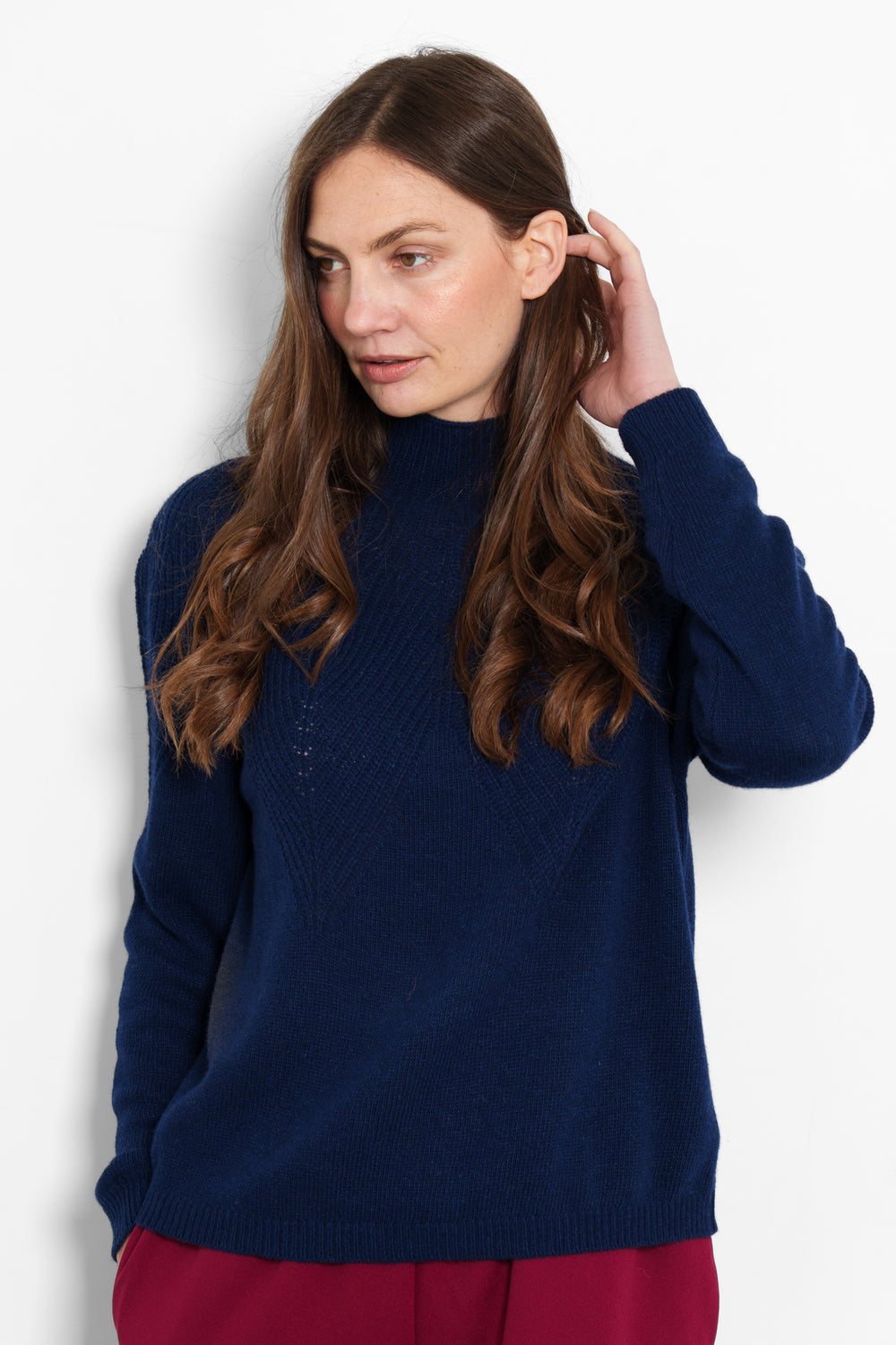 mallory-cashmere-blend-jumper-navy-blue-ribbed-worn-by-model