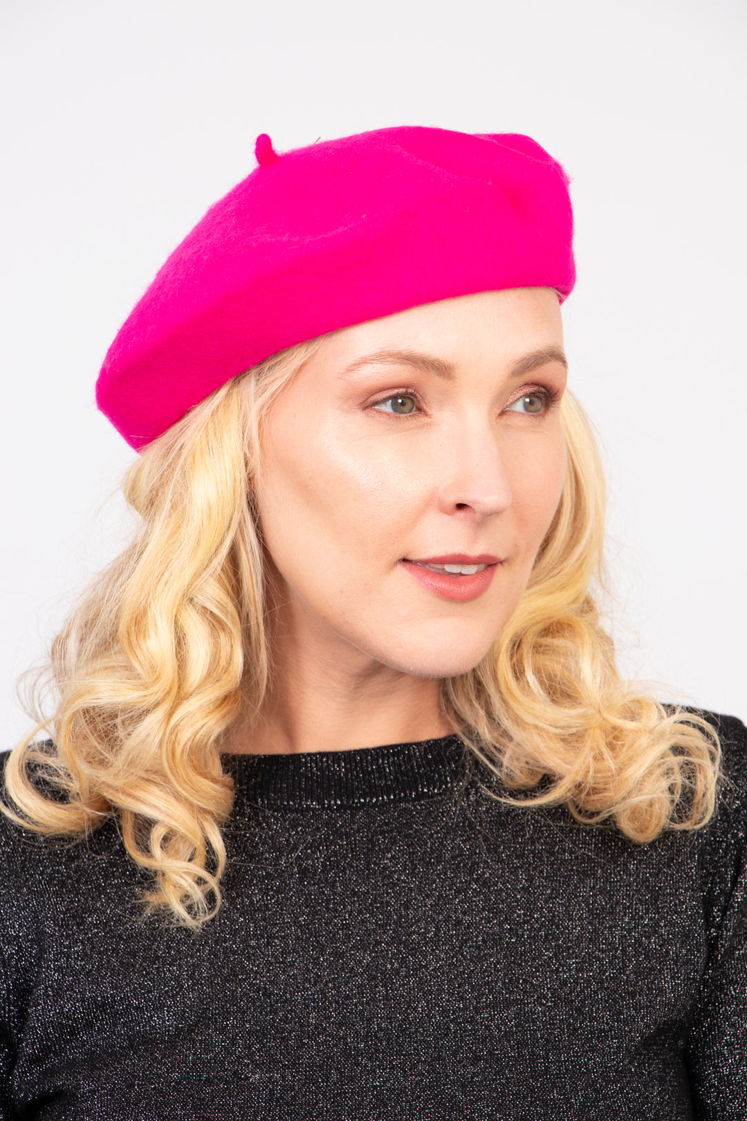 model wearing a fuchsia pink plain beret hat