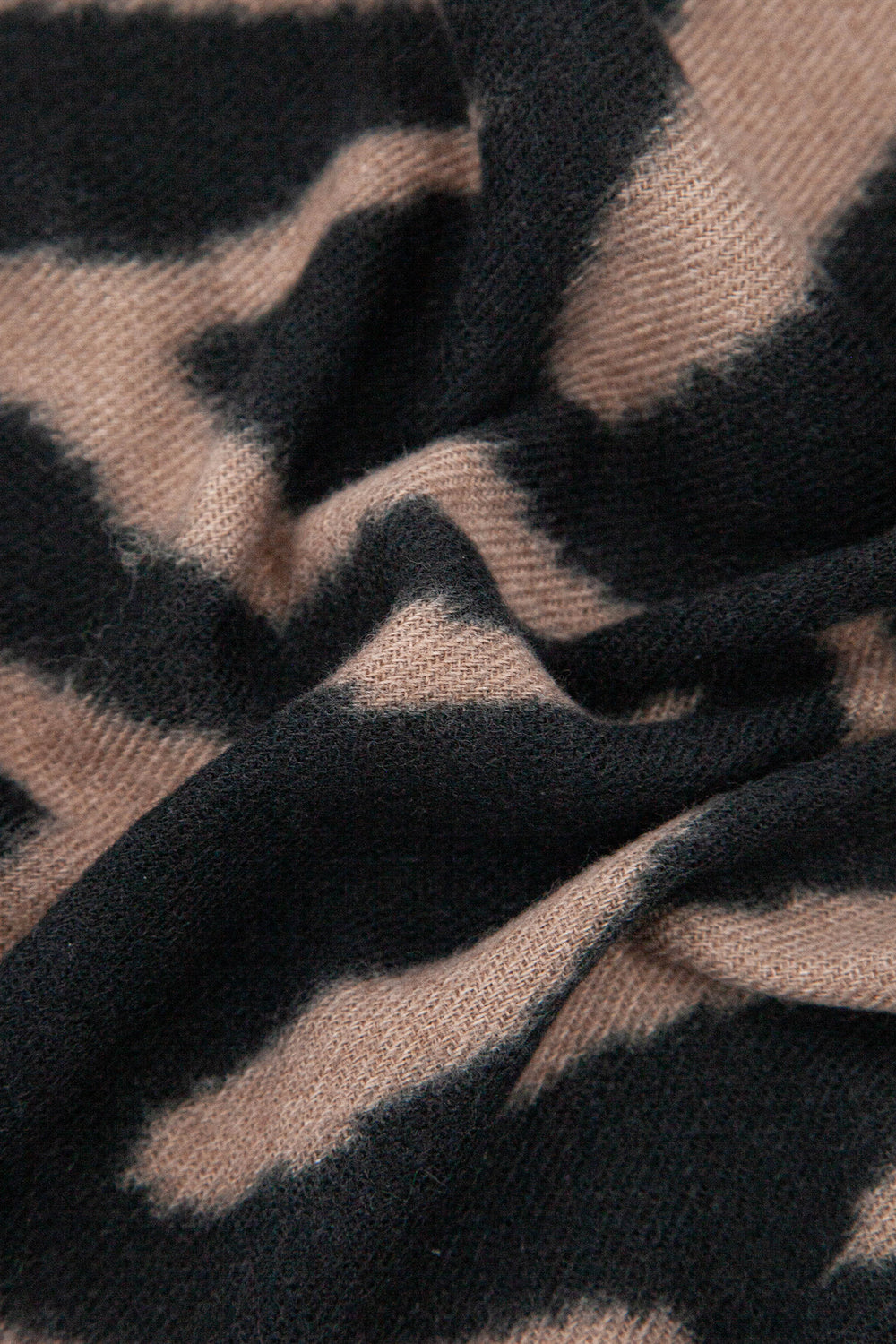selene-camel-tiger-heavyweight-scarf-close-up-warm-material