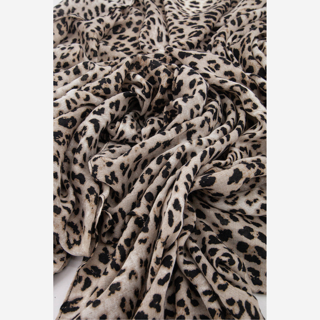 miley-white-leopard-lightweight-scarf-close-up