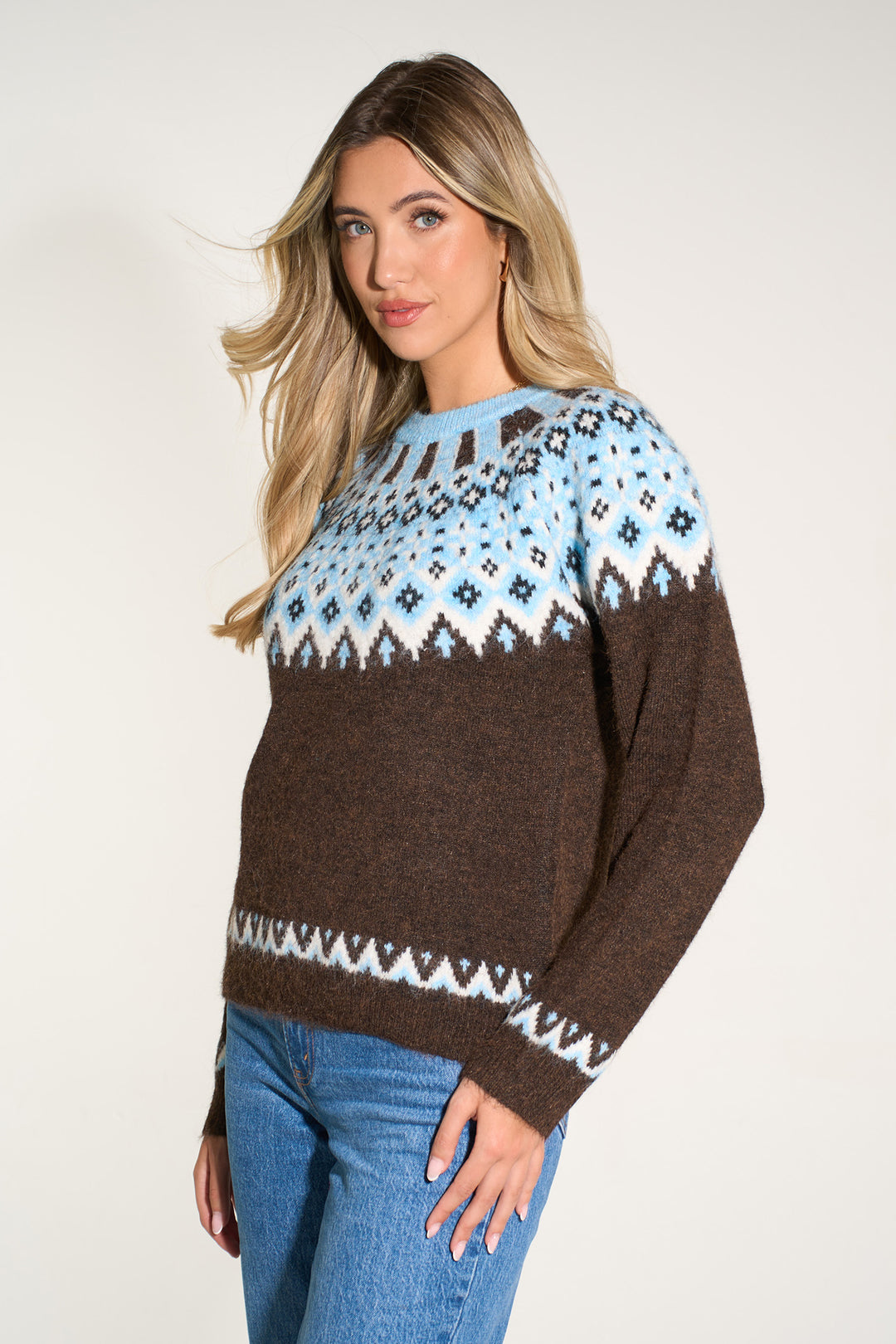 nordic-style-jumper-in-brown-blue-side