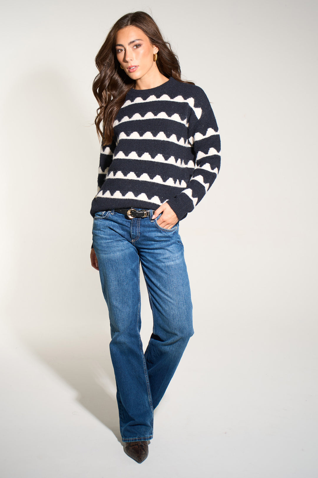 wave-print-jumper-in-black-white-styled-casual