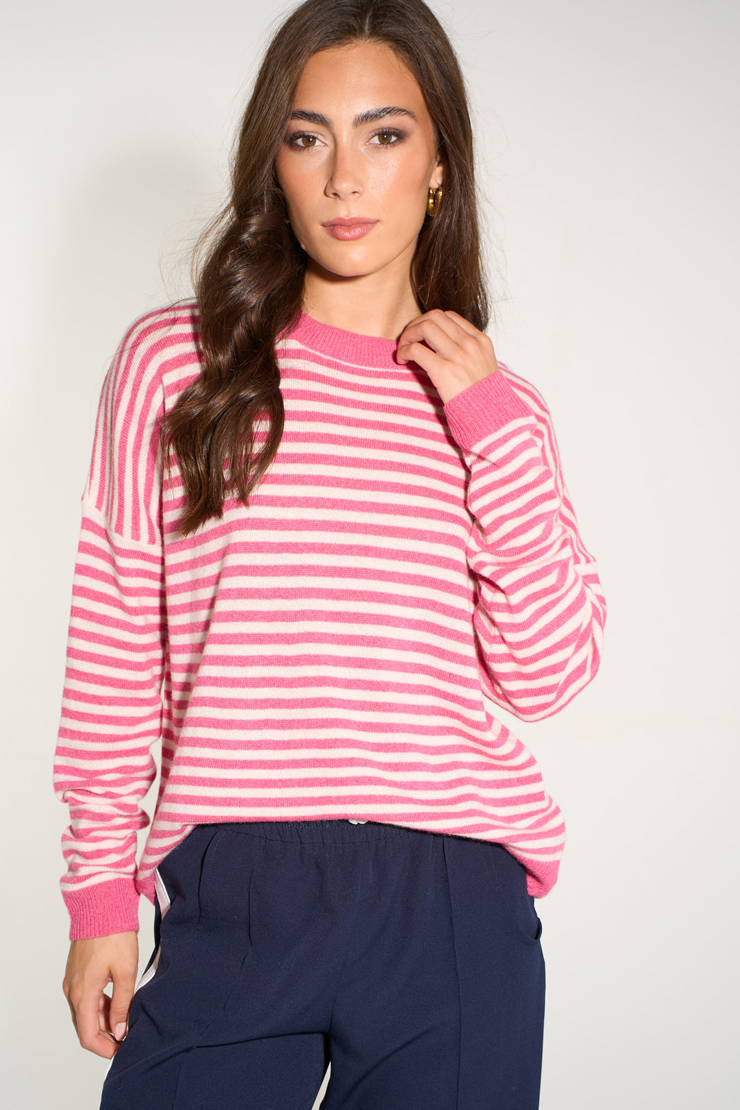 italian-cashmere-wool-blend-striped-jumper-in-fuchsia-cream-closeup-pattern